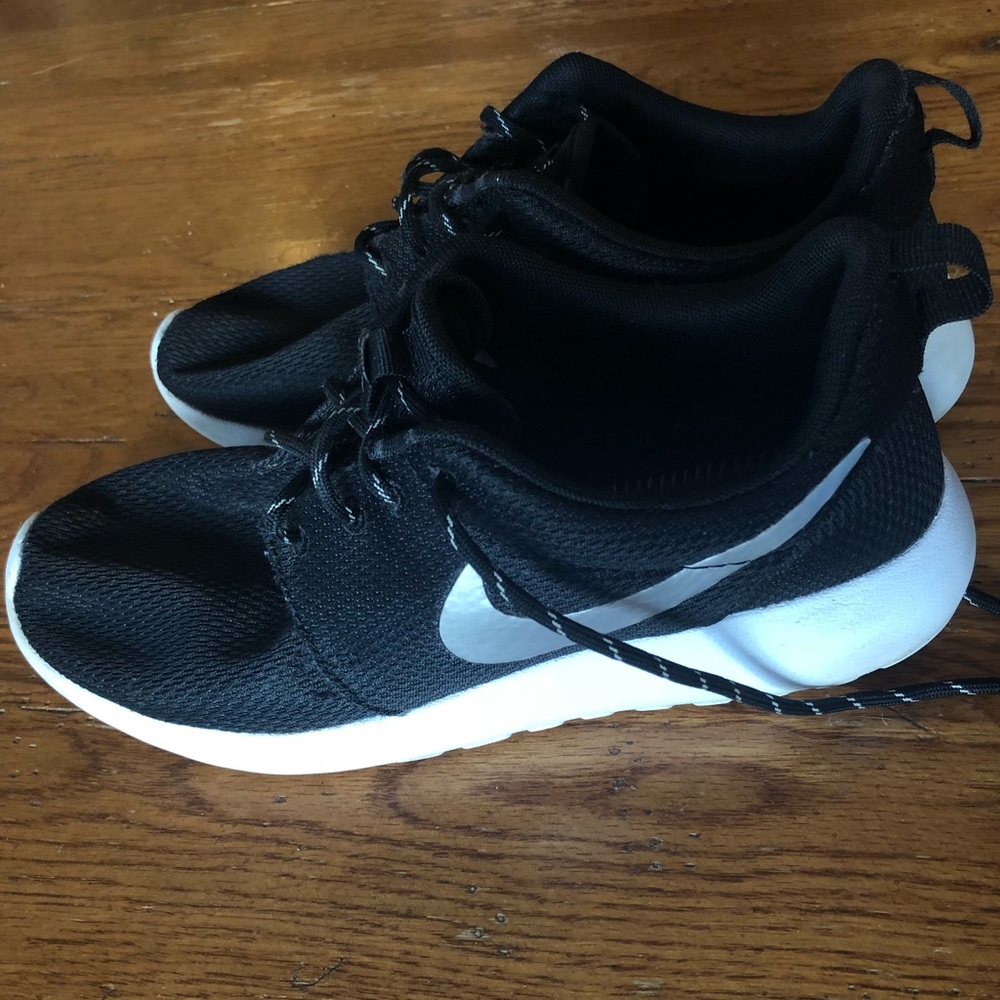 Nike Black and white roches